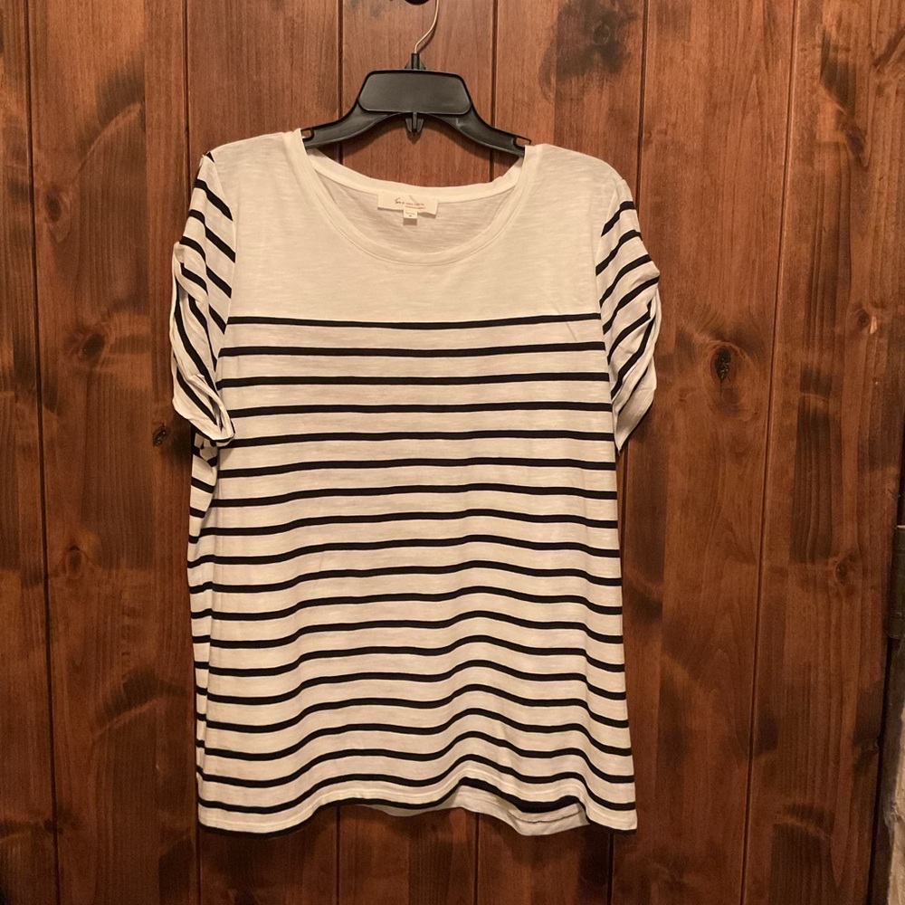 Vince Camuto White & Black Striped Short-Sleeve Crewneck Tee